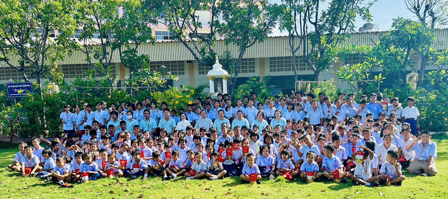  คุณพ่อพงศ์เทพ ประมวลพร้อม เจ้าอาวาสวัดนักบุญอันนา ท่าจีน และจิตตาธิการศูนย์คาทอลิกทั้ง 3 ศูนย์ฯ ได้เยี่ยมเด็ก ๆ ลูกหลานแรงงานข้ามชาติทั้ง 3 ศูนย์ฯ พร้อมทั้งแจกขนมให้กับเด็กๆ ทุกคน