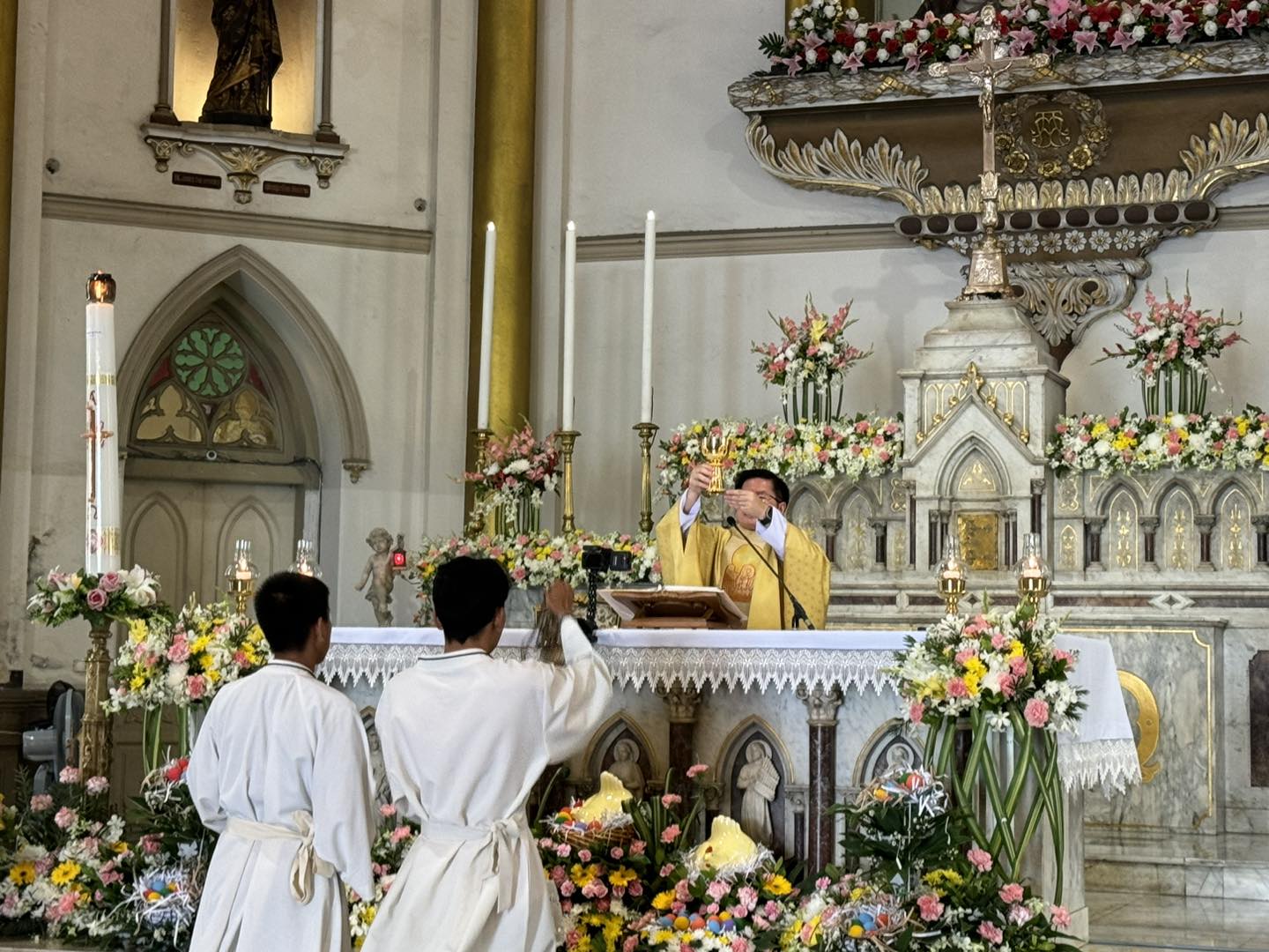 วันอาทิตย์ปัสกา ณ วัดแม่พระลูกประคำ กาลหว่าร์