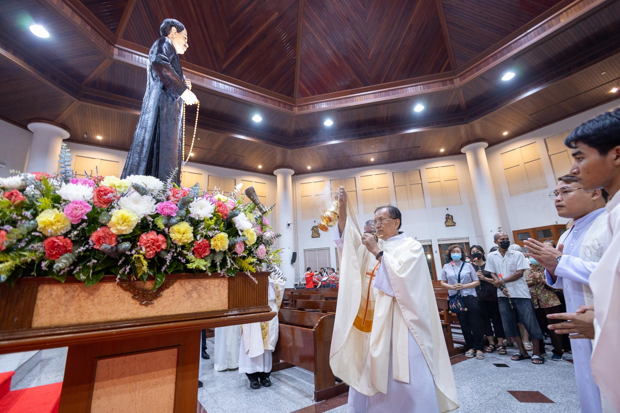 พิธีมิสซาเทิดเกียรติและแห่พระธาตุเดือนพฤษภาคม