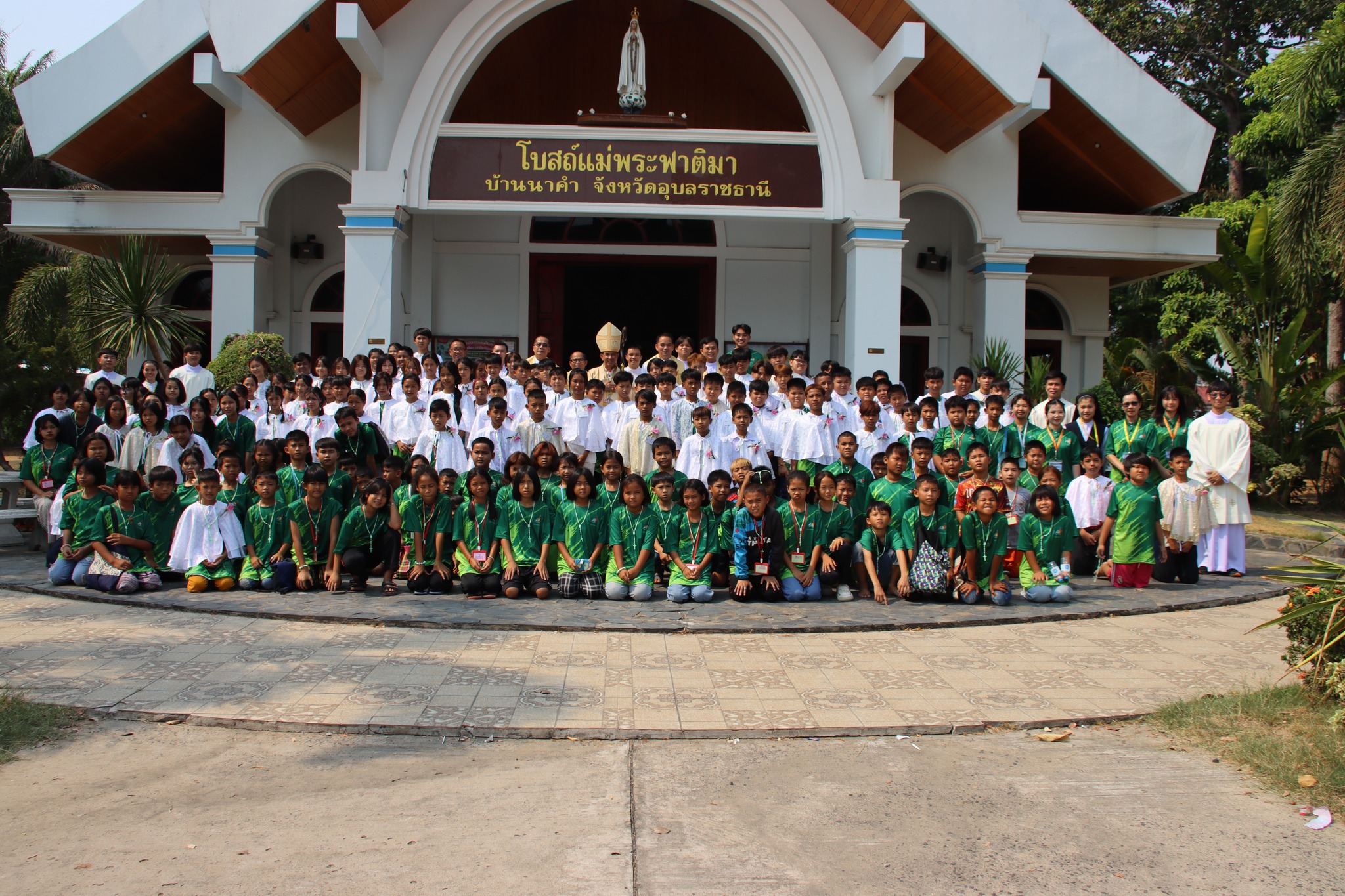 พิธีบูชาขอบพรคุณ โปรดศีลกำลังแก่นักเรียนค่ายคำสอน ณ วัดแม่พระฟาติมา บ้านนาคำ อ.เมือง จ.อุบลราชธานี