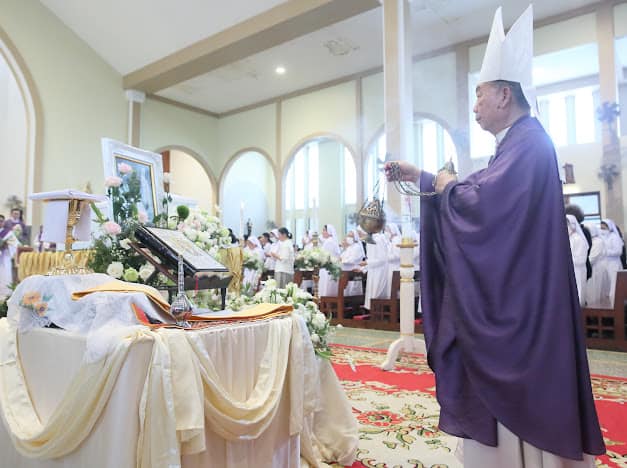 บิชอปโยเซฟ ประธาน ศรีดารุณศีล เป็นประธานในพิธีบูชาขอบพระคุณปลงศพคุณพ่อ ออกัสติน ยะรัตน์ ไชยราณ วัดนักบุญโยเซฟ บ้านโป่ง จ.ราชบุรี   