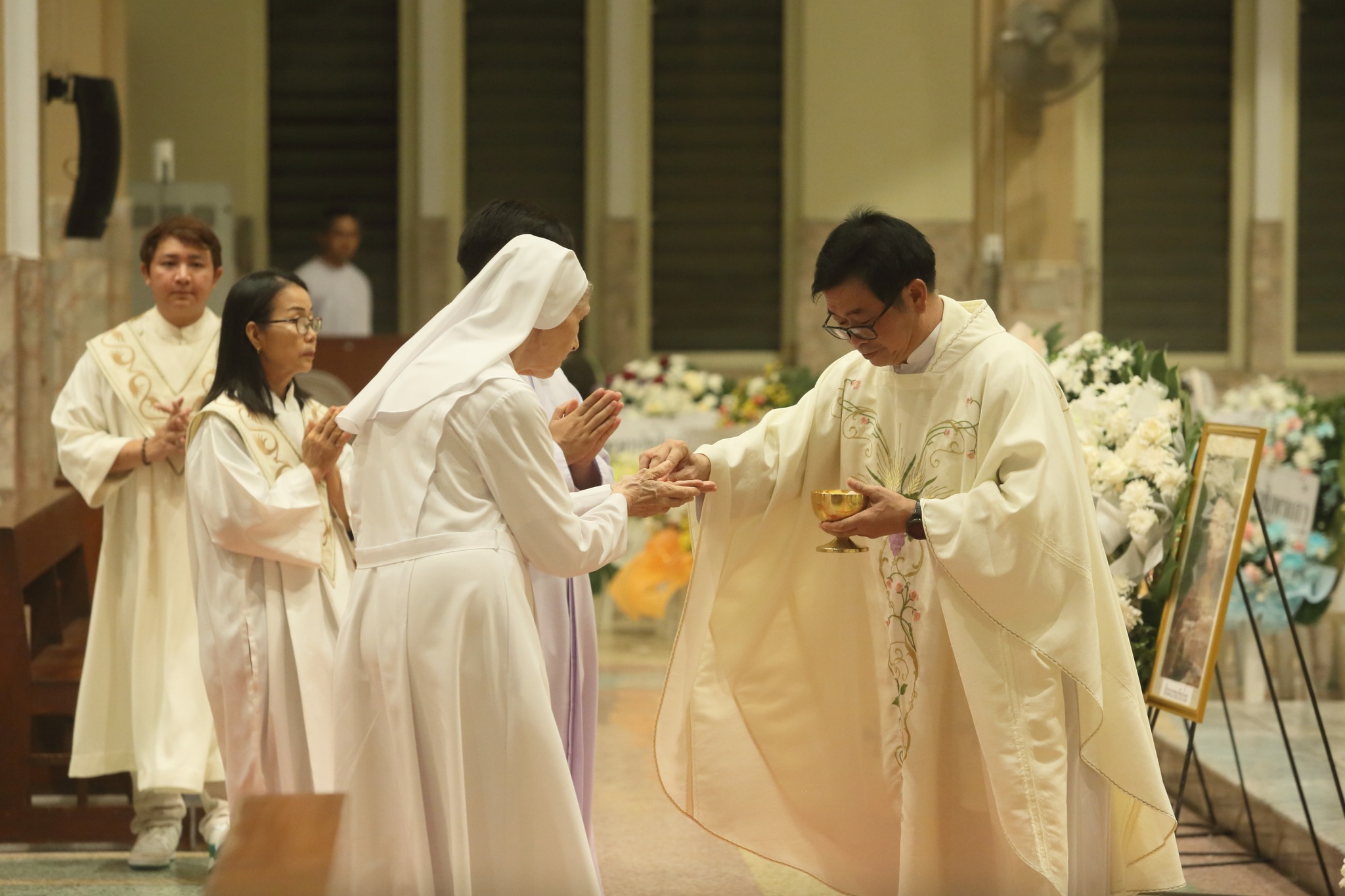 พิธีบูชาขอบพระคุณอุทิศแด่ คุณพ่อ ออกัสติน ยะรัตน์ ไชยราโดยบิชอปกิตติคุณยอห์น บอสโก ปัญญา กฤษเจริญ เป็นประธานในพิธี