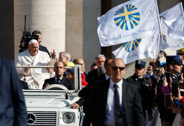 การโอบกอดกันสามารถป้องกันสงครามได้ (Pope to Catholic Action: Embracing one another can prevent wars)