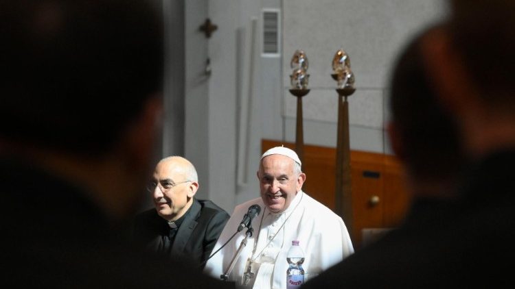 พระสงฆ์หนุ่ม...จงอย่าเหน็ดเหนื่อยในการทำความดี (Pope meets with young Roman priests: “Do not tire of doing good”)