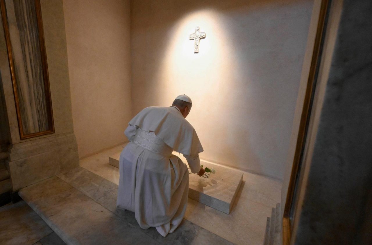 พระสันตะปาปาเลโอที่14สวดภาวนาหน้าหลุมพระศพพระสันตะปาปาฟรังซิส (Pope Leo XIV prays at tomb of late Pope Francis at St. Mary Major)