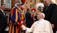 พระสันตะปาปาเรียกร้องให้ทหารสวิสปลูกฝังชีวิตหมู่คณะ (Pope urges Swiss Guards to cultivate community life)