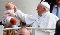 โลกต้องการความหวังของคริสตชน (Pope at Audience: The world needs Christian hope)