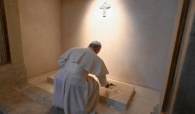 พระสันตะปาปาเลโอที่14สวดภาวนาหน้าหลุมพระศพพระสันตะปาปาฟรังซิส (Pope Leo XIV prays at tomb of late Pope Francis at St. Mary Major)